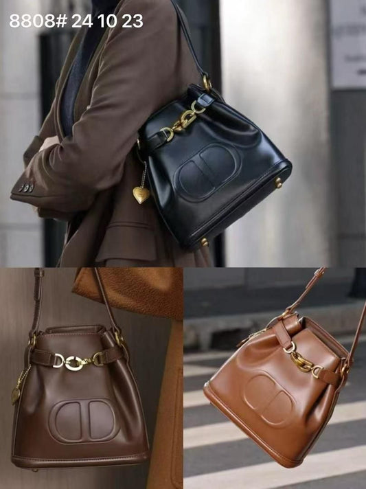 Sac seau en cuir lisse avec détails dorés